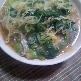 ほうれん草とキャベツの千切りのラーメン